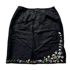 Ann Taylor Womens 100% Silk Skirt Size 12
Black Floral Embroidered Lined